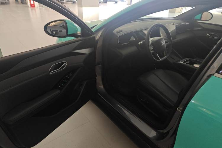 Used BYD Qin L 2025 EV 545KM Beyond Version Driver Seat