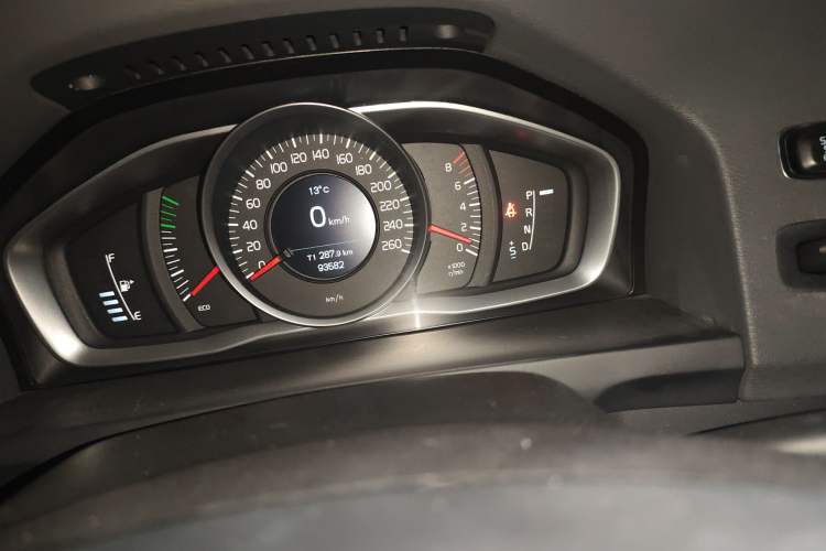 Used Volvo S60 2015 S60L 2.0T Zhiyuan Edition
