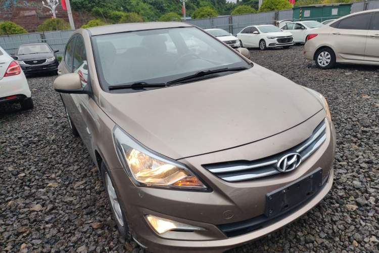 Used Hyundai Verna (older generation) 2014 1.4L Manual Smart GLS Trim Front Right 45 Deg