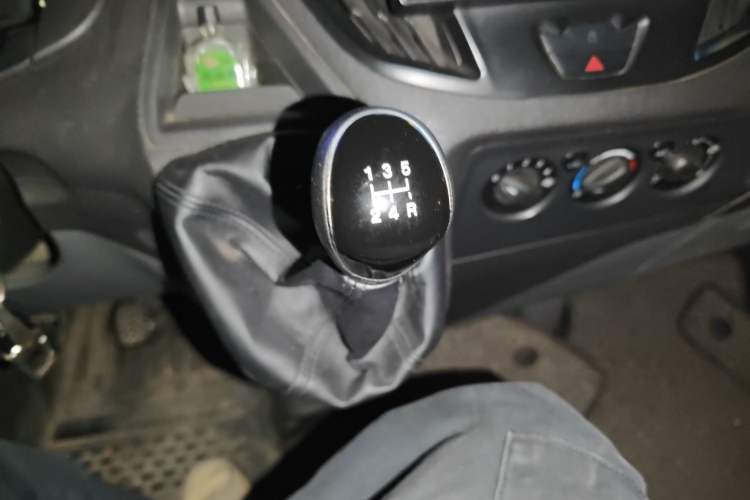 Used Ford Transit 2019 2.0T Diesel Multi-Purpose Commercial Vehicle Mid-Drive Mid-Roof 6-Seater China VI Standard
