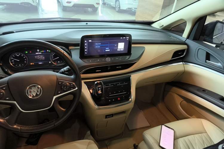 Used Buick GL8 2023 Facelifted Land Cruiser Executive Luxury Version
