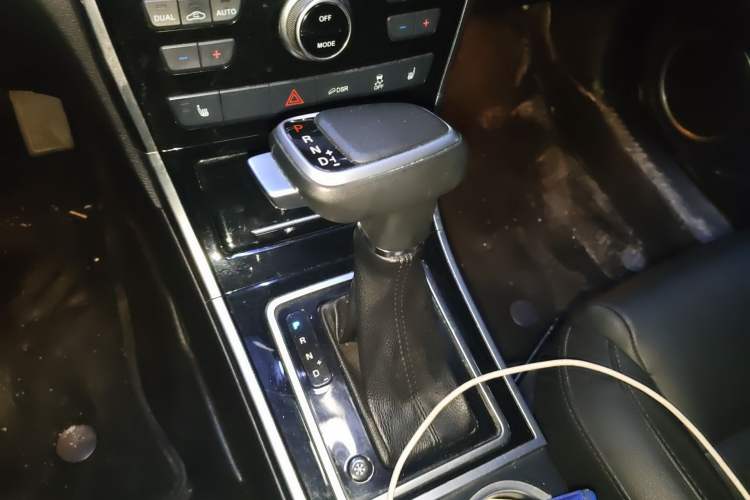 Used Haval H2 2016 Red-Label 1.5T Automatic Two-Wheel Drive Luxury Model Gear Lever