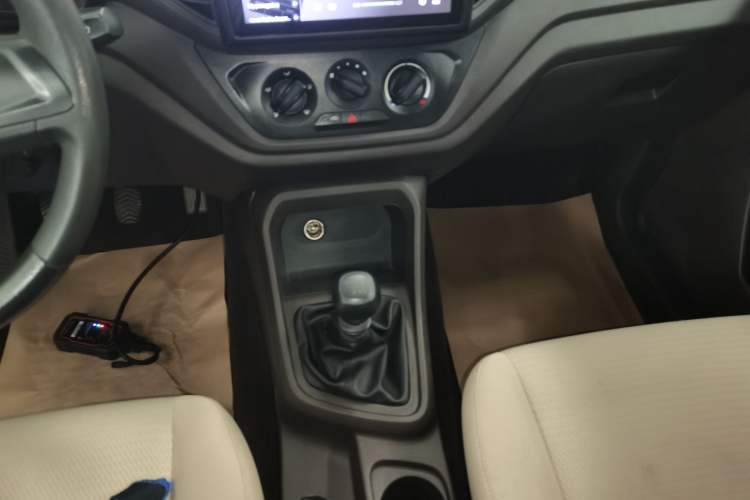 Used Wuling Hongguang V 2022 1.5L Jingqu Edition Enclosed-Window Vehicle with Hydraulic Power Steering LAR
