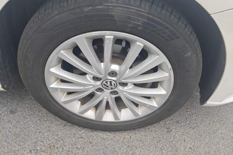 Used Volkswagen Lavida 2013 1.6L Automatic Luxury Edition Right Front Wheel Hub