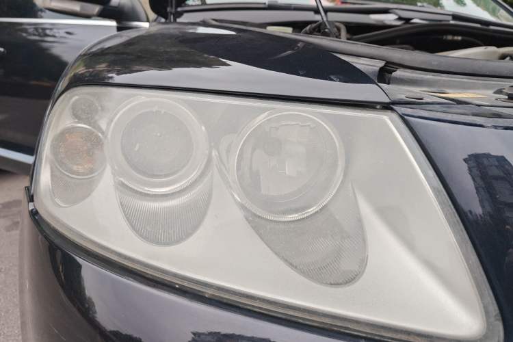 Used Volkswagen Touareg 2006 3.2L Luxury Edition Right Front Headlight