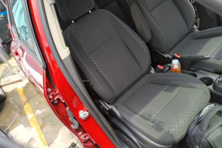 Used Chevrolet Trax 2014 1.4T Manual Two-Wheel Drive Comfort Model Right Front Seat