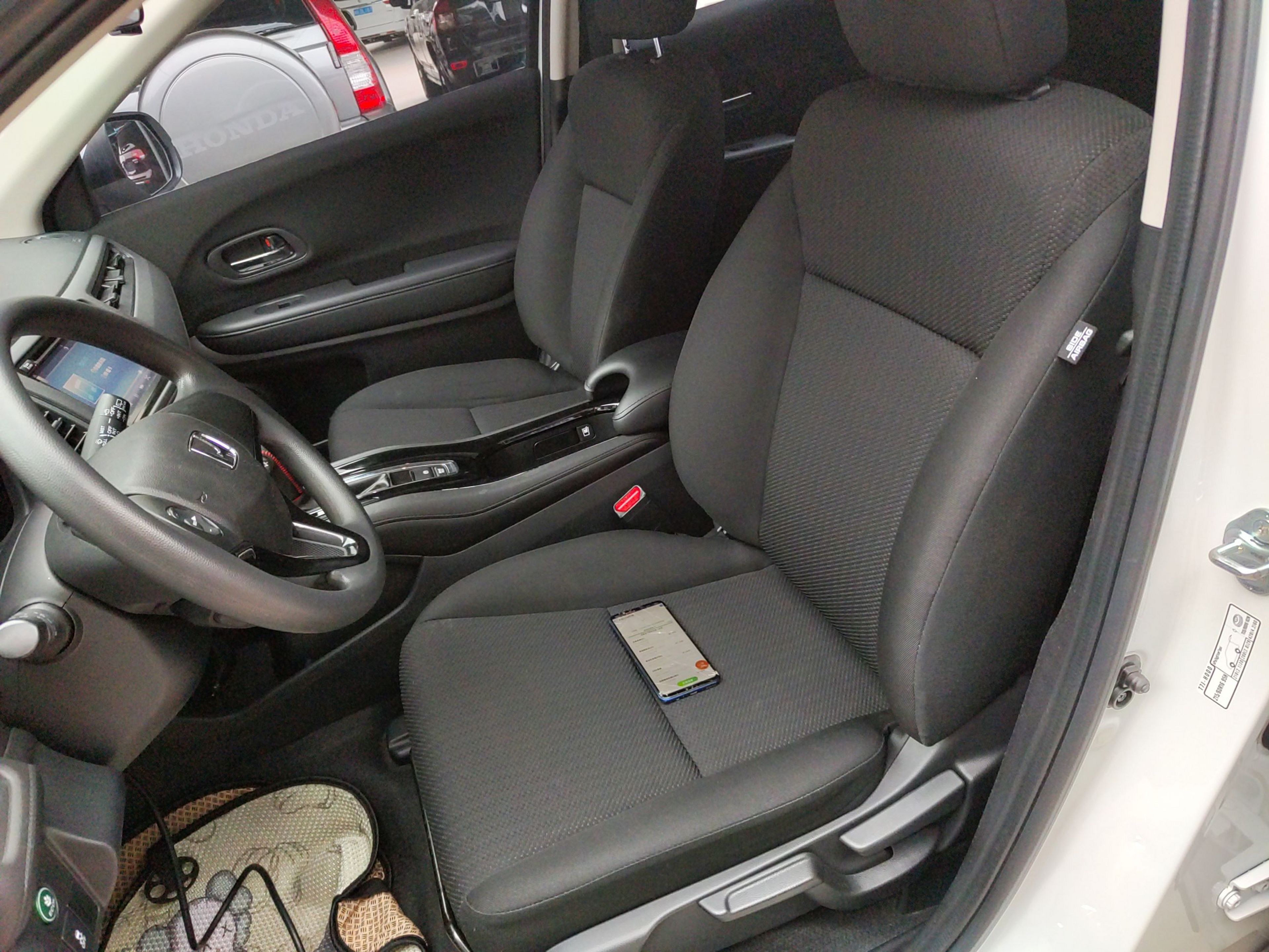 المقاعد الأمامية داخل السيارة