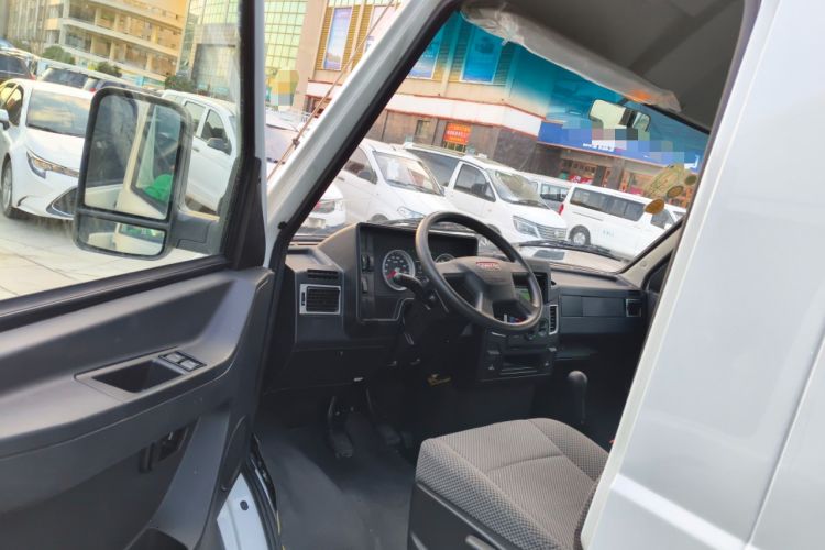 Used Iveco Daily 2021 2.5T A40 M1 Passenger Van 5-9 Seats Long Wheelbase Mid-Roof Design Dual Tires Manual Doors