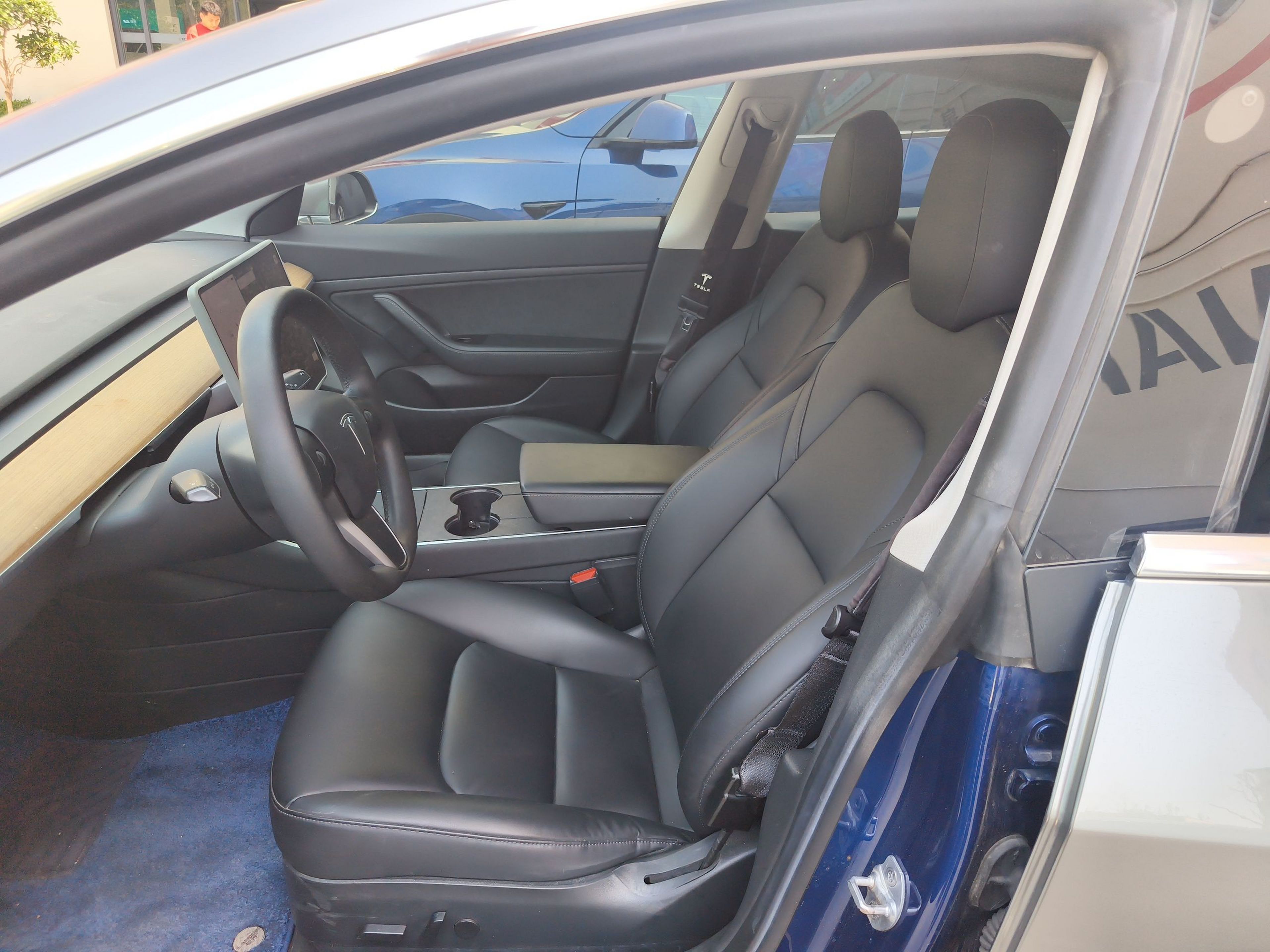 Переднее сиденье в автомобиле