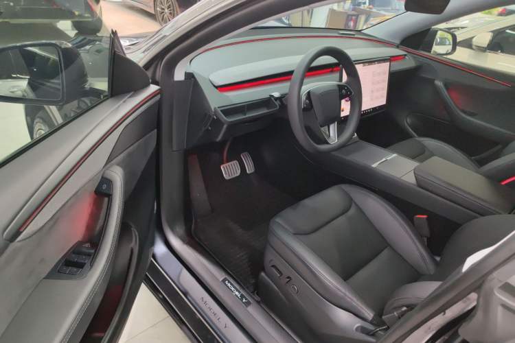 Used Tesla Model Y 2025 Long-Range All-Wheel-Drive Version