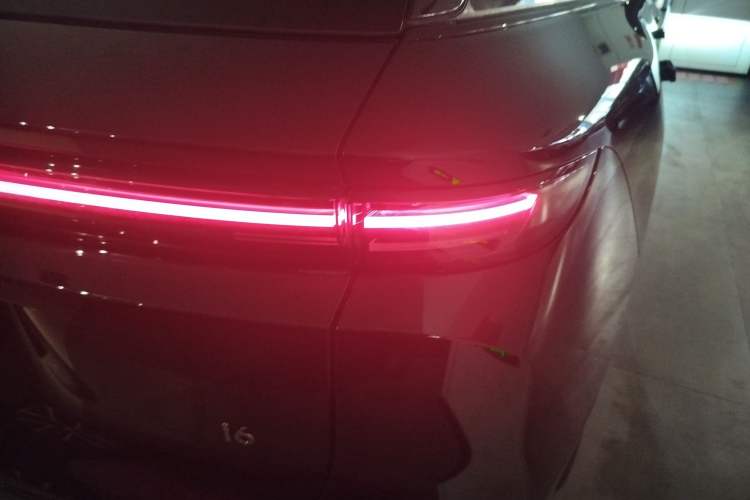 Used Li Auto i6 2025 Model Four-Wheel-Drive Standard Type
