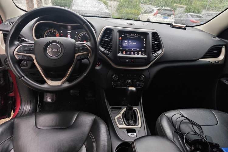 Used Jeep Cherokee 2016 2.4L Leading Smart Version
