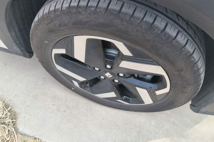 Used Baojun Yunhai 2024 600km Pure Electric Version Right Front Wheel Hub