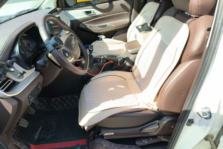 Used JMC Yuhu 7 2022 2.0T Manual Gasoline Two-Wheel Drive Comfort Version Standard Wheelbase JX4G20A6L Left Front Seat