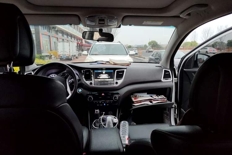 Used Hyundai Tucson 2015 1.6T Dual-Clutch Two-Wheel-Drive Smart Model Headliner