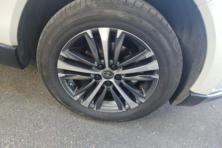 Used Toyota Venza 2022 Dual-Engine 2.5L CVT Two-Wheel Drive Luxury Edition Right Front Wheel Hub