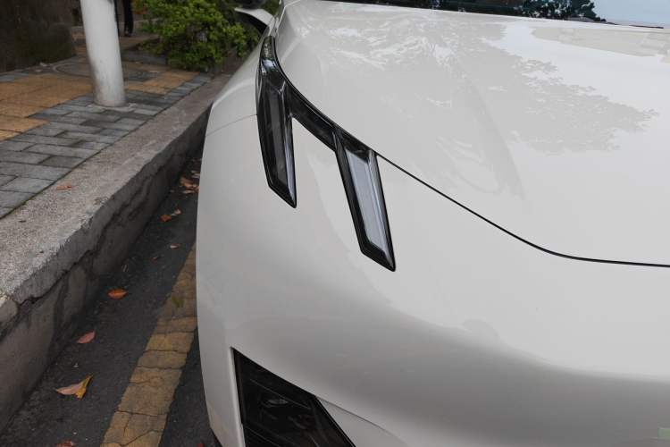 Used Lynk & Co Z20 2025 530 km Range Rear-Wheel Drive Max Right Front Headlight