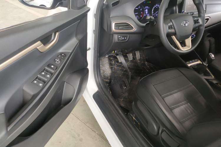 Used Hyundai Celesta 2017 1.6L Manual Joyful Edition DLX Driver Seat