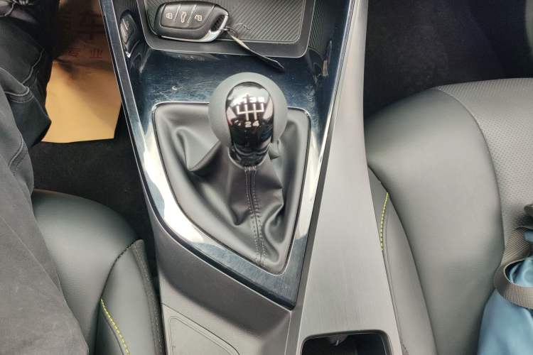 Used Roewe i5 2021 1.5L Manual Diamond Edition Gear Lever