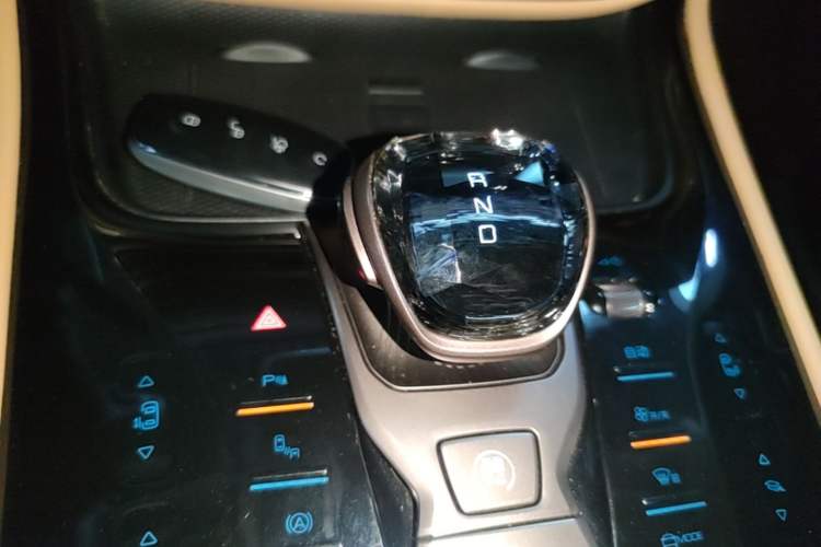 Used Denza D9 2022 DM-i 945 Luxury Model
