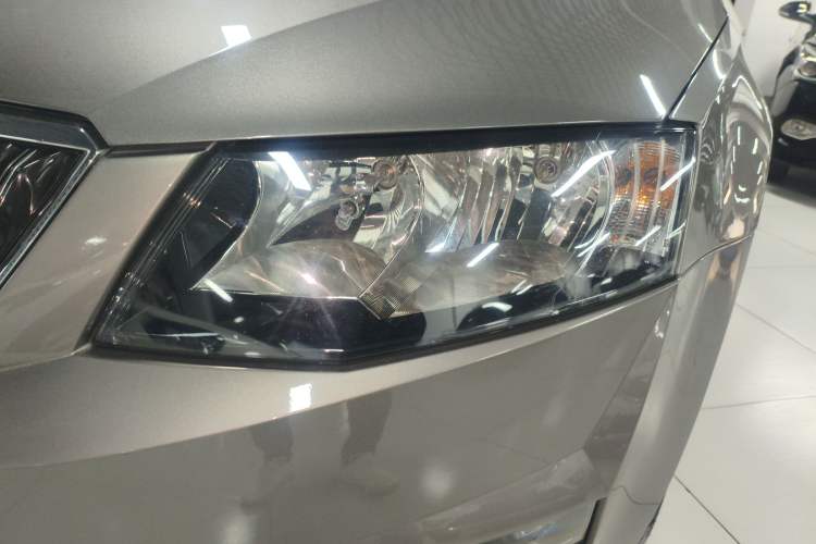 Used Skoda Octavia 2017 Classic Model 1.6L Automatic Comfort Edition Left Front Headlight