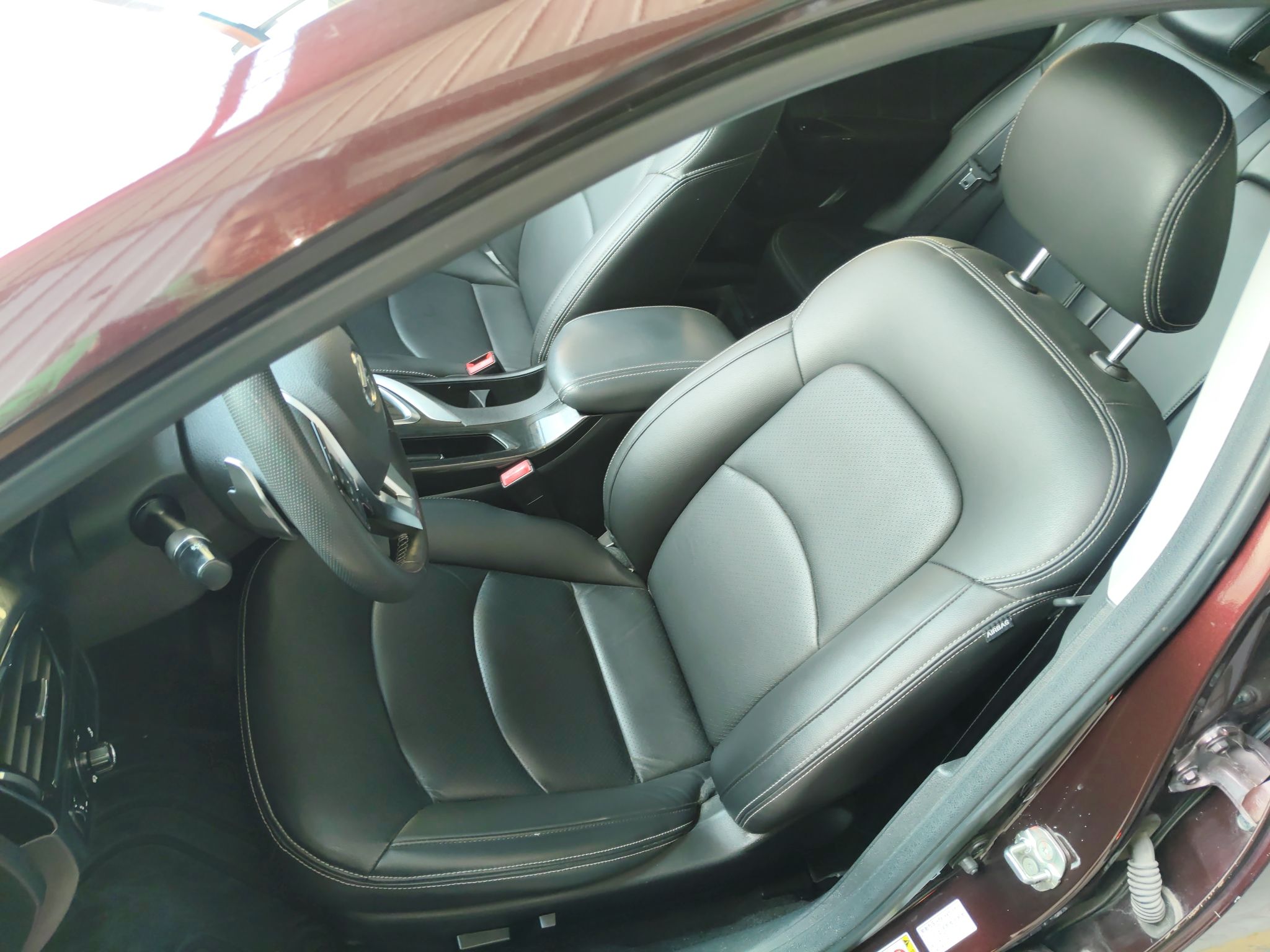 Переднее сиденье в автомобиле