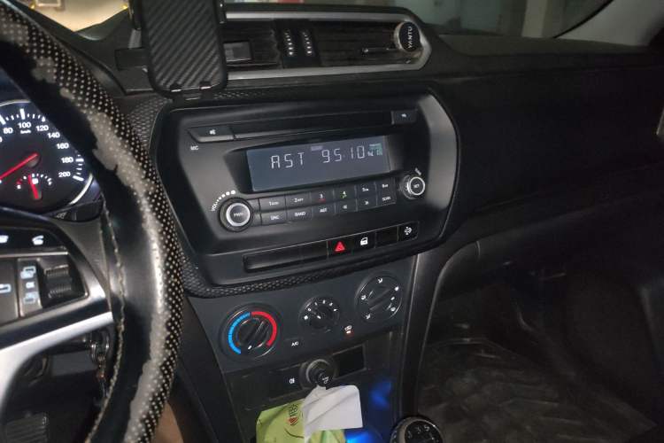 Used Great Wall Wingle 5 2017 2.0T European Version Diesel Two-Wheel Drive Advanced Large Double-Cab GW4D20E Audio And AC Panel