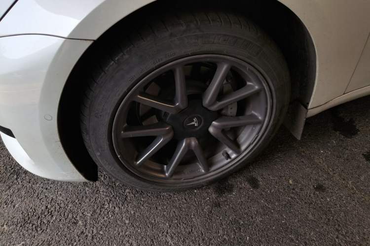 Used Tesla Model 3 2019 Standard Range Rear-Wheel Drive Upgraded Version (60 kWh) Left Front Wheel Hub