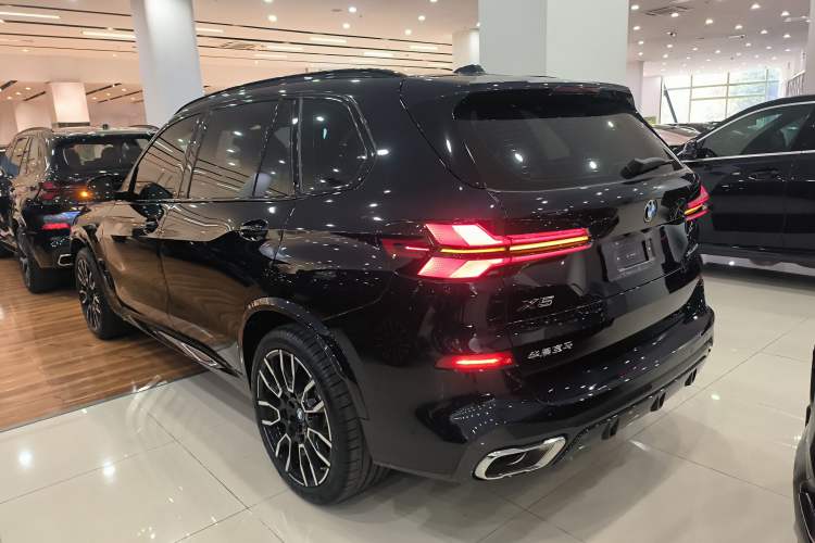 Used BMW X5 2023 xDrive 40Li M Sport Night Edition Package
