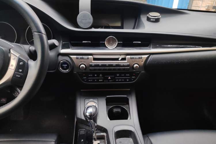 Used Lexus ES 2013 300h Elite Edition Audio And AC Panel