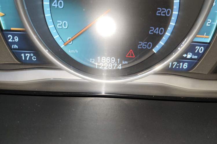 Used Volvo V60 2014 Restyled T5 Zhiya Edition Odometer Close Up