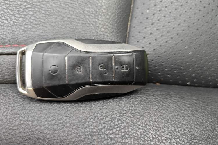 Used BYD Tang New Energy 2018 DM 2.0T All-Wheel Drive Smart Connectivity Luxury Model 7 Seats China V Emission Standard Vehicle Key