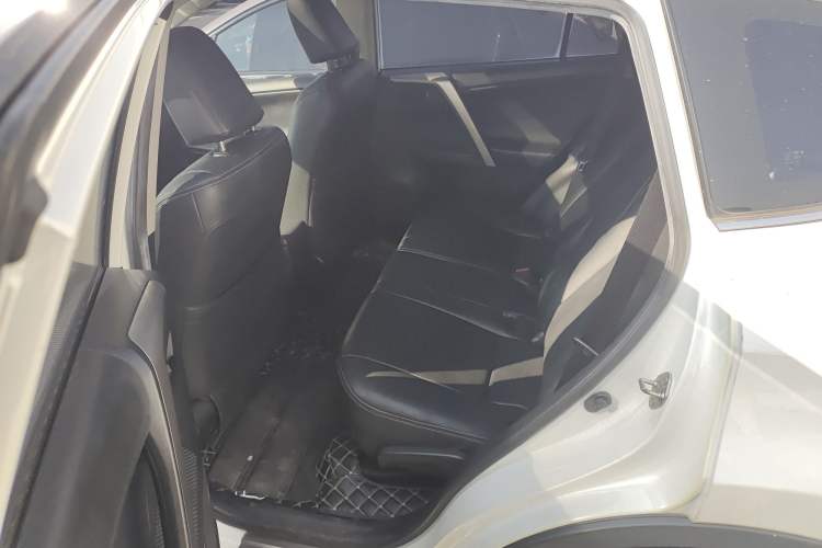 Used Toyota RAV4 2015 2.0L CVT Two-Wheel Drive Fashion Edition