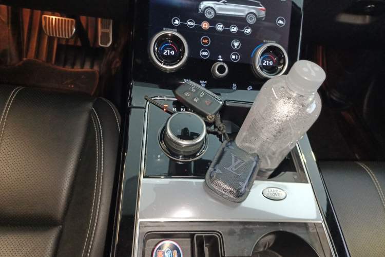 Used Land Rover Range Velar 2019 250 PS R-DYNAMIC S Gear Lever