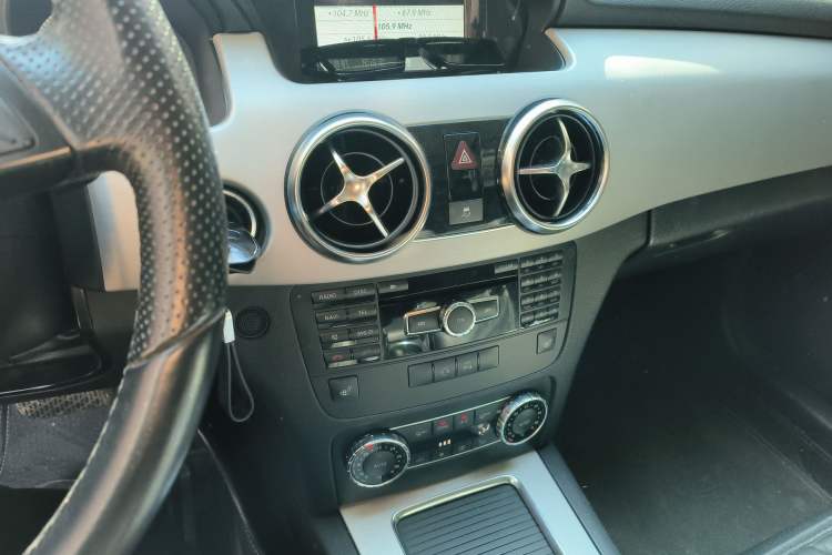 Used Mercedes-Benz GLK-Class 2013 GLK 300 4MATIC Dynamic Edition Audio And AC Panel