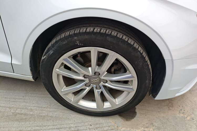 Used Audi A3 2015 Limousine 40 TFSI Automatic Comfort Model Right Front Wheel Hub