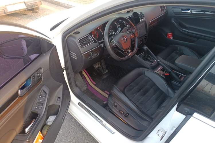 Used Volkswagen Sagitar 2017 230TSI Automatic Luxury Edition
