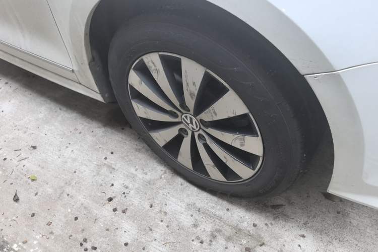 Used Volkswagen Sagitar 2017 1.6L Automatic Comfort Model Right Front Wheel Hub