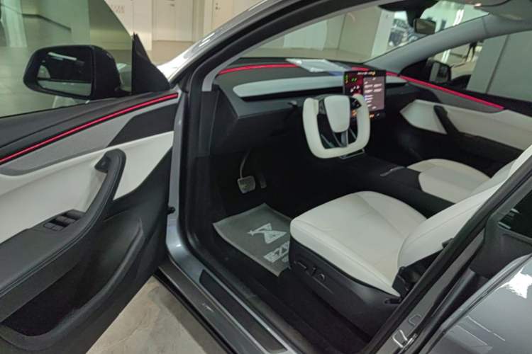 Used Tesla Model Y 2025 Long-Range All-Wheel-Drive Version Driver Seat