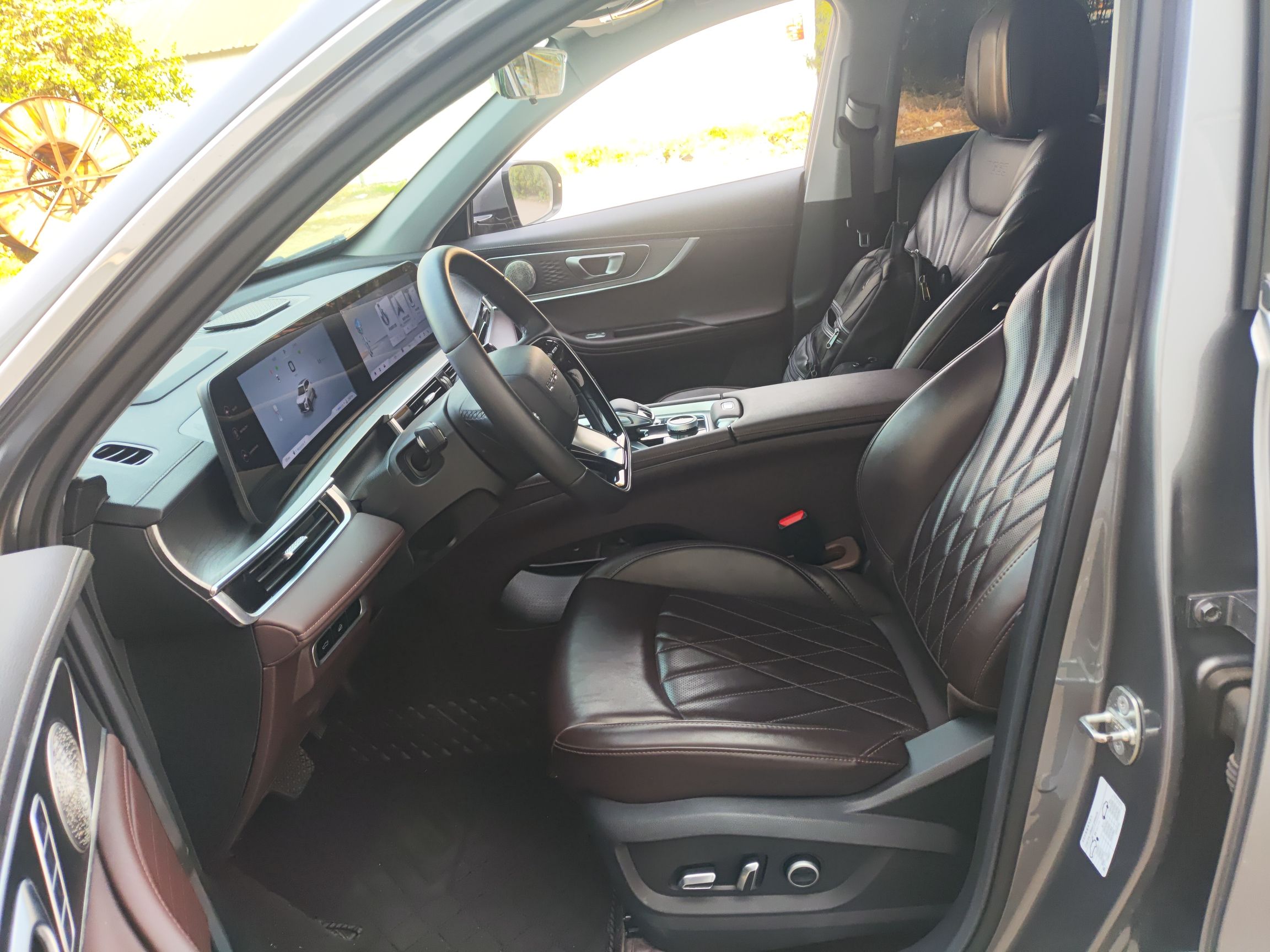 المقاعد الأمامية داخل السيارة