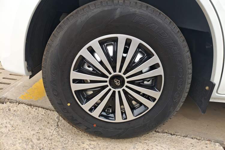 Used CHANGAN KAICHENG Ruixing EM80 2025 Wealth Edition Passenger Version Comfortable Model 6 Seats 300km Side-Hinged Doors
