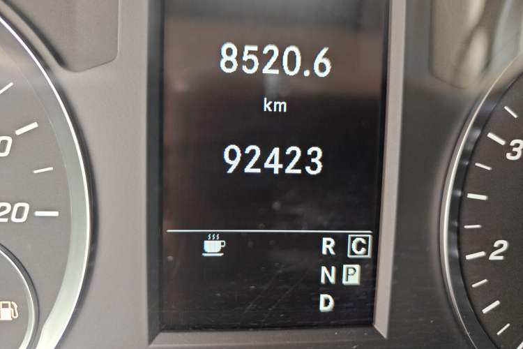 Used Mercedes-Benz Vito 2021 2.0T Elite Version 7 Seats Odometer Close Up