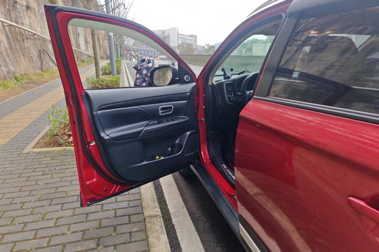 Used Mitsubishi Outlander 2018 2.0L Two-Wheel Drive Glory Edition 5 Seats Driver Seat