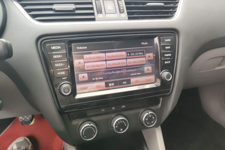 Used Skoda Octavia 2015 1.6L Manual Yijun Edition Audio And AC Panel