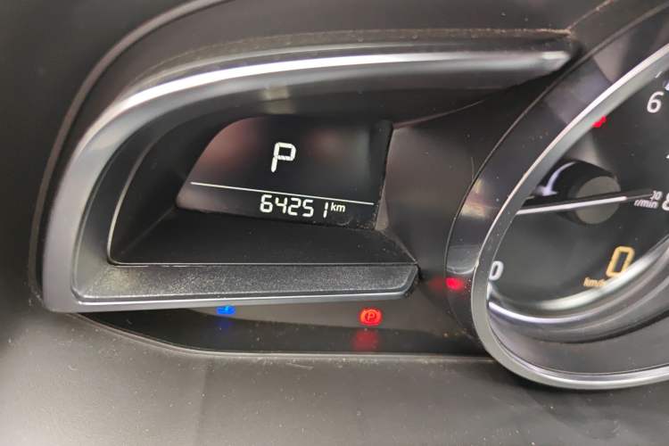 Used Mazda 3 Axela 2017 Sedan 2.0L Automatic Flagship Model China V Standard Odometer Close Up