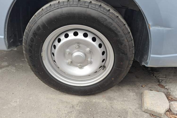 Used Wuling Yangguang 2024 300KM Comfort Version Passenger Van 75kW
