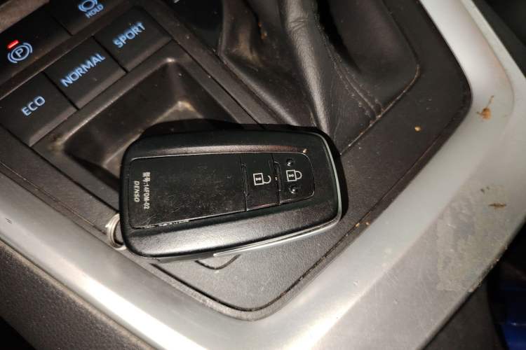 Used Toyota RAV4 2021 2.0L CVT Two-Wheel Drive Fashion Edition Vehicle Key