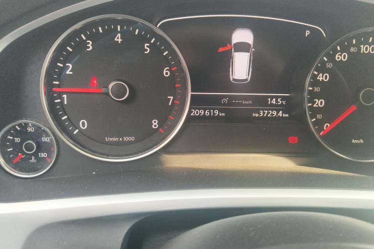 Used Volkswagen Touareg 2011 3.0 TSI Comfort Version Odometer Close Up