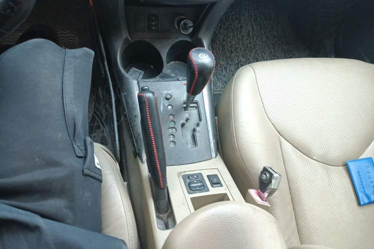 Used Toyota RAV4 2011 2.4L Automatic 4x4 Luxury Edition Gear Lever