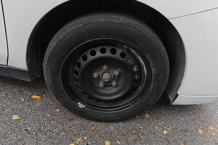 Used Venucia D60EV 2022 Standard Range Comfort Edition Right Front Wheel Hub